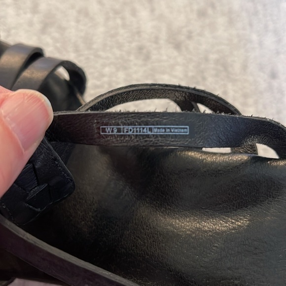 UGG Mattie Leather Wedges Black Size 9. Like new! - Picture 5 of 5